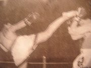 Archive sépia : coup de pied en combat de boxe thaï