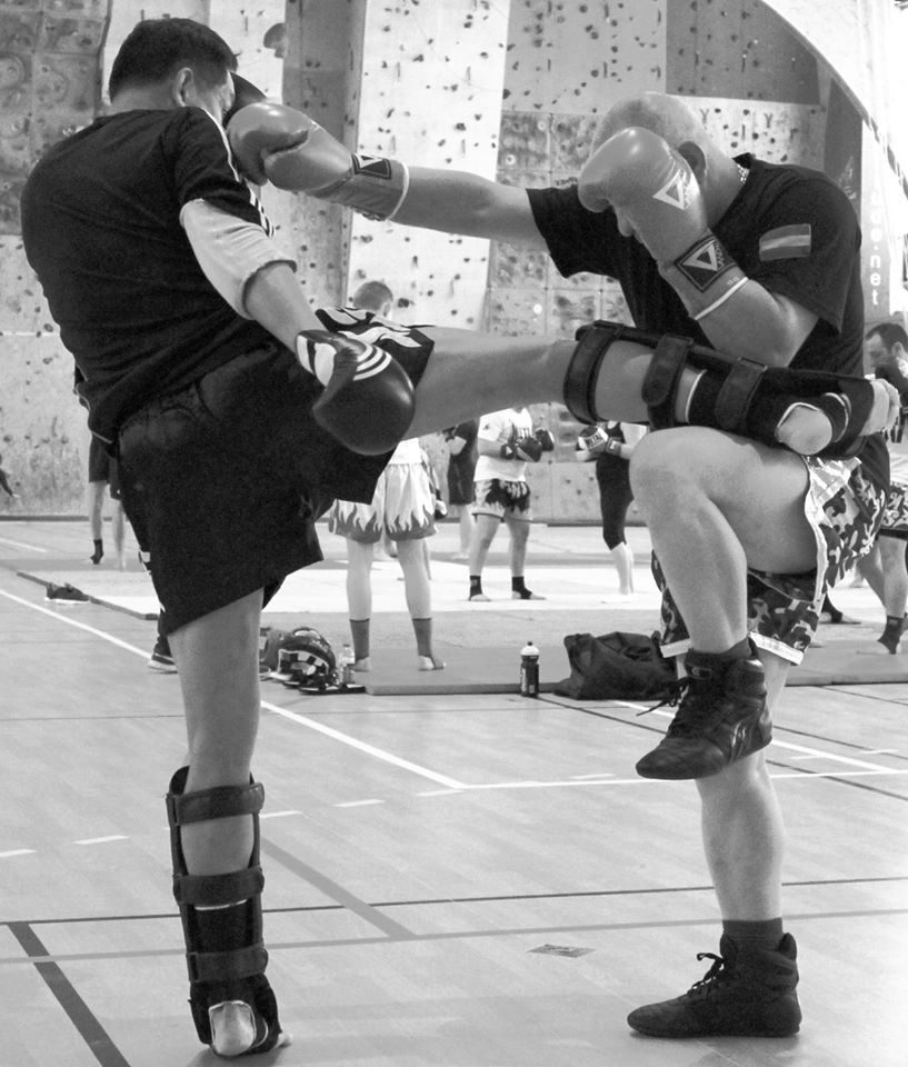 Assaut de boxe thaïlandaise en noir et blanc
