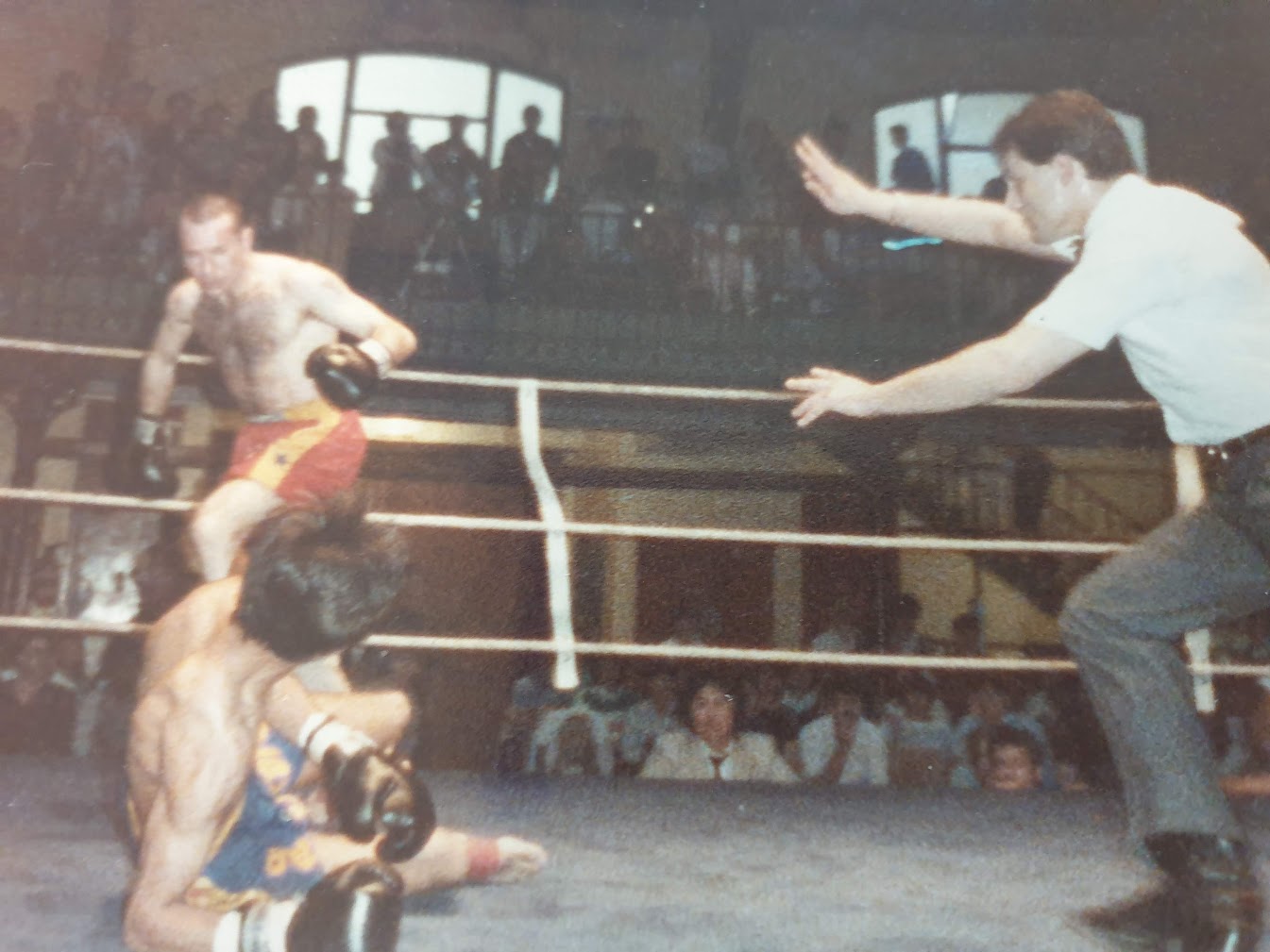 Combat de boxe thaïlandaise, coup de pied haut sur le ring