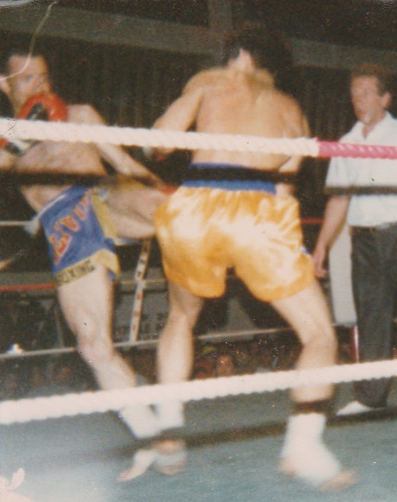 Combat de boxe thaïlandaise, short jaune, années 1980
