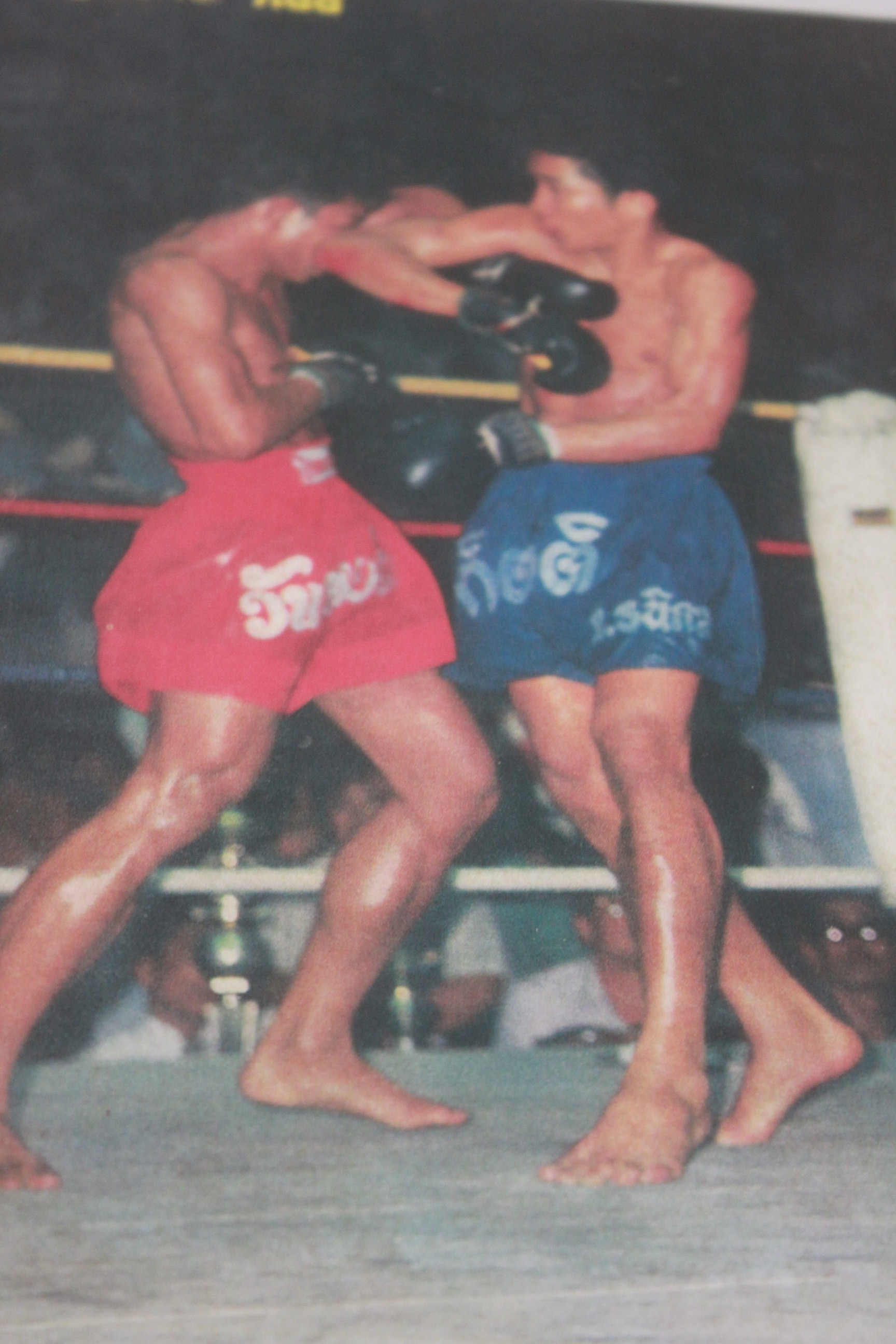 Corps à corps sur le ring lors d'un combat de Muay Thaï