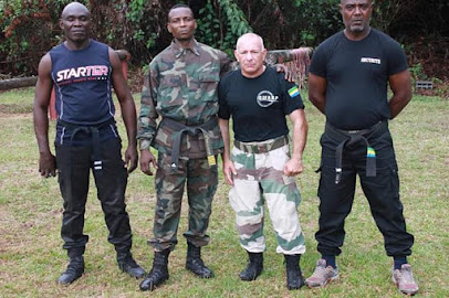 Instructeurs et stagiaires avant un entraînement en extérieur