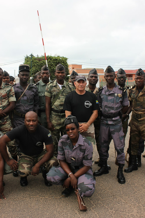 Olivier Marion au milieu d'une unité de gendarmerie gabonaise