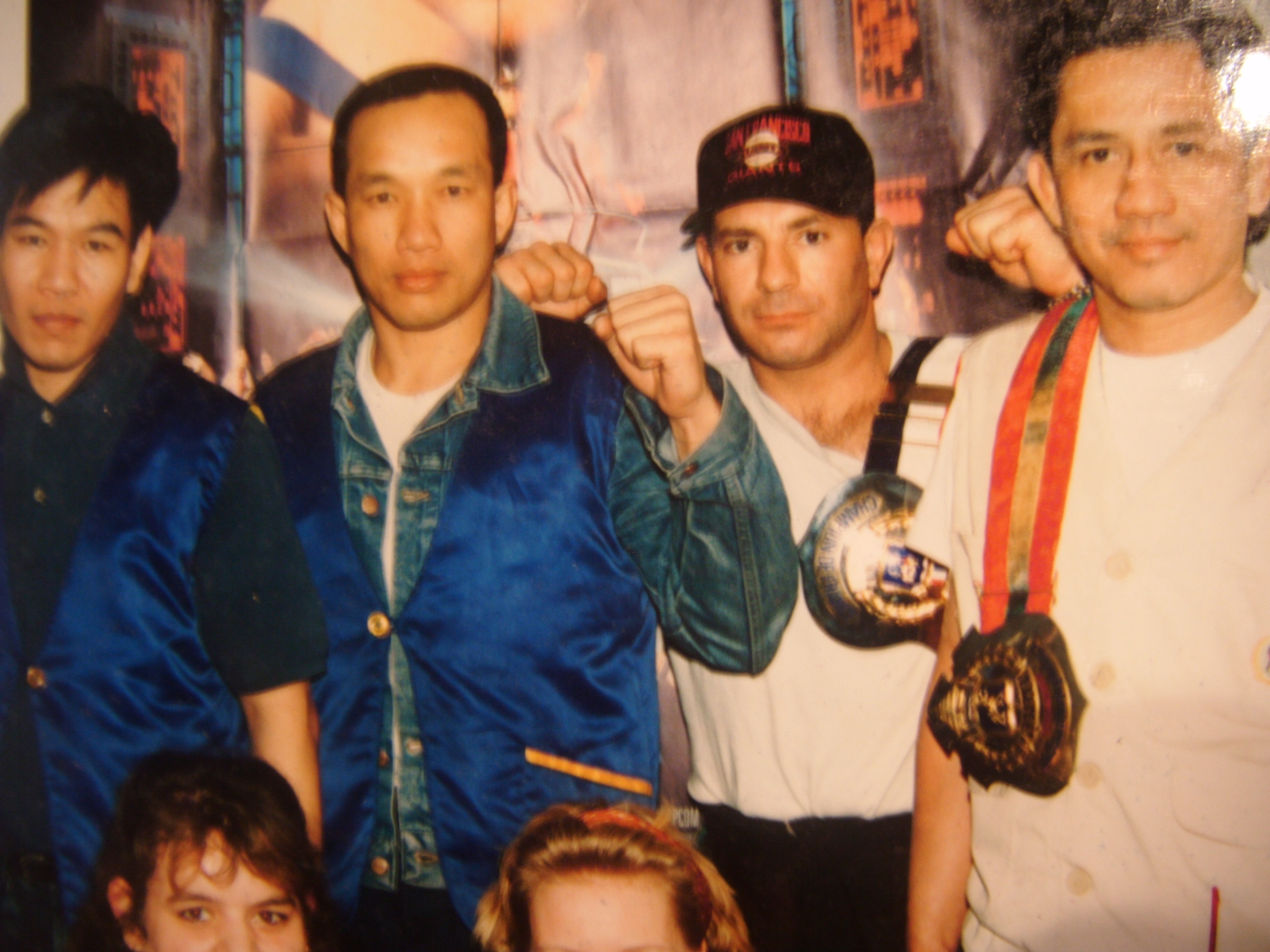 Olivier Marion aux côtés d'un maître vietnamien avec une ceinture de champion