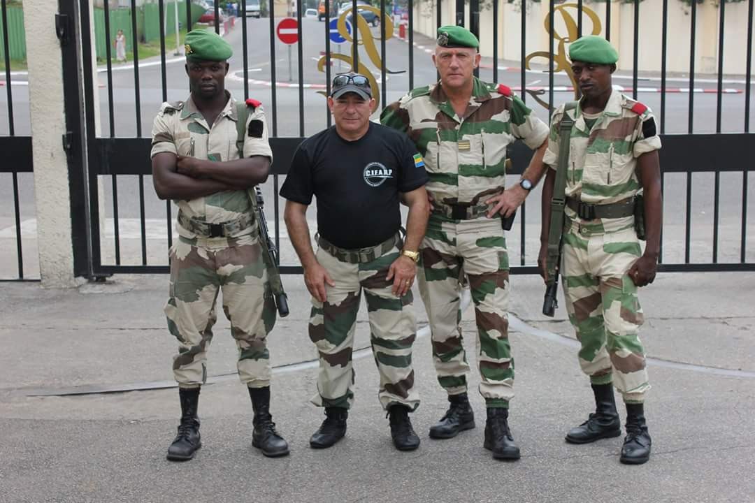 Olivier Marion avec des militaires de la Garde républicaine gabonaise