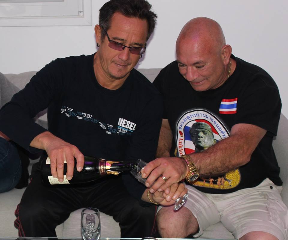 Olivier Marion avec un ami en tee-shirt Muay Thaï
