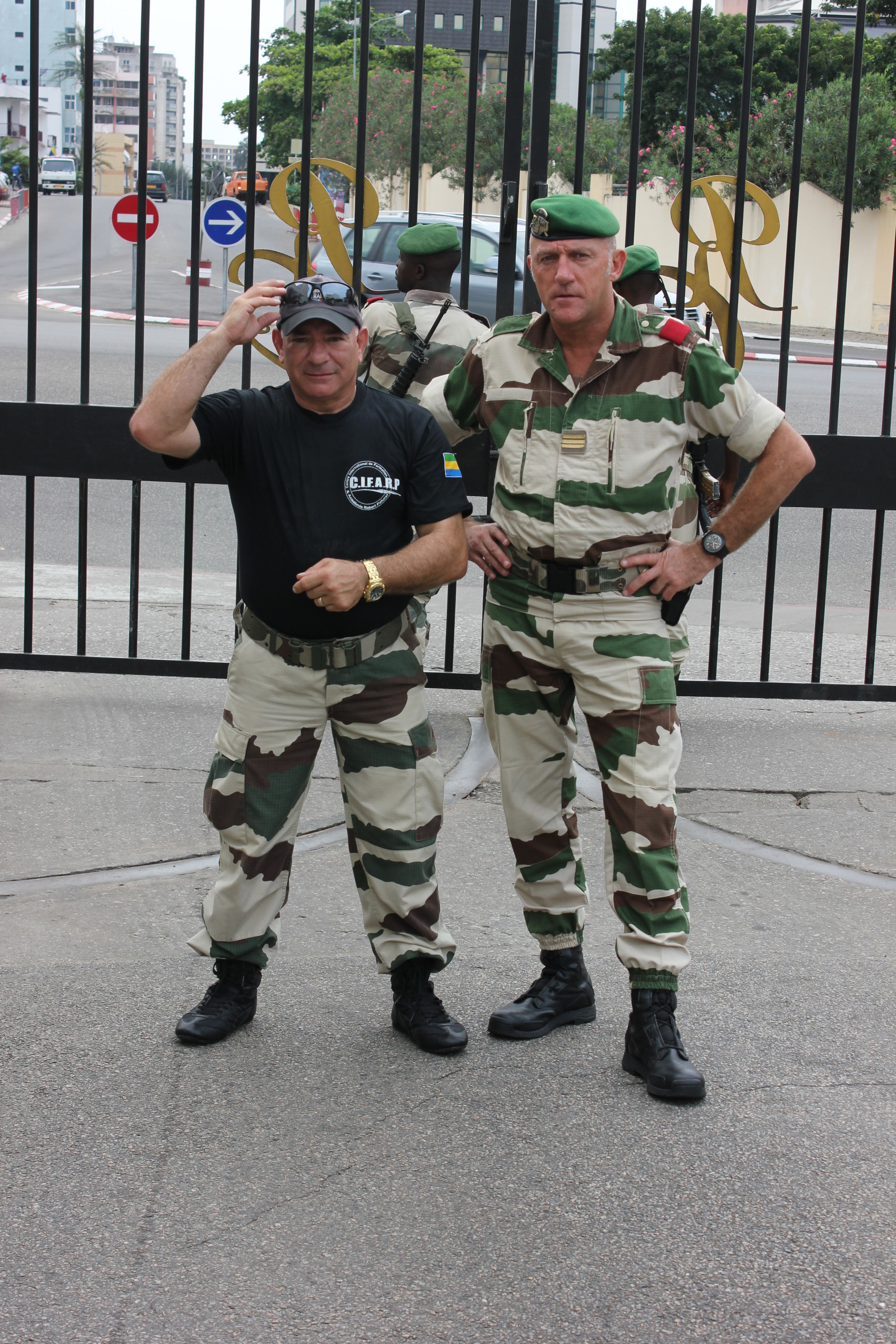 Olivier Marion avec un militaire de la Garde républicaine