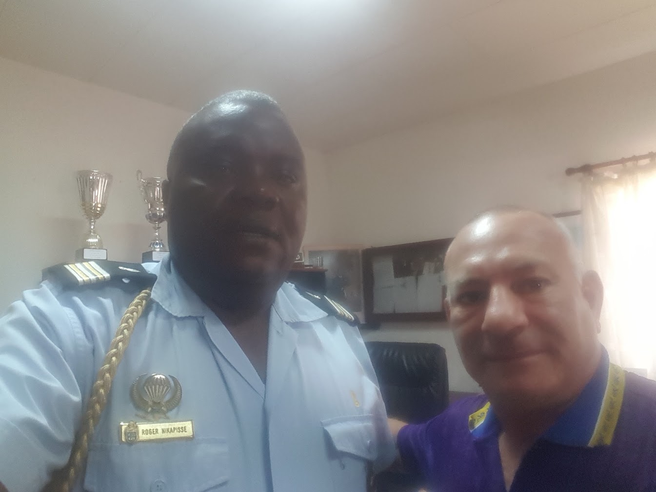 Olivier Marion avec un officier supérieur de la police gabonaise