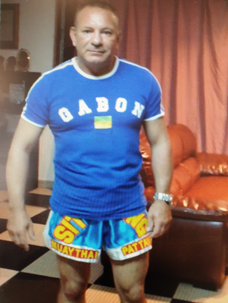 Olivier Marion en tenue de l'équipe du Gabon de Muay Thaï