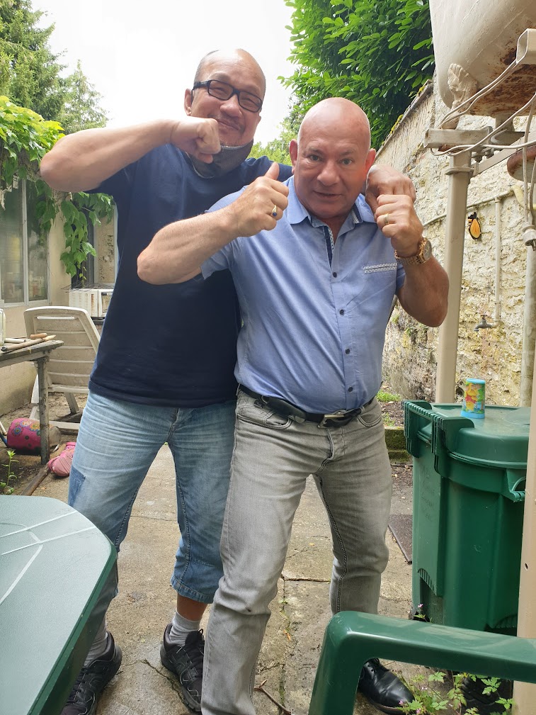 Olivier Marion et un ami en garde de boxe
