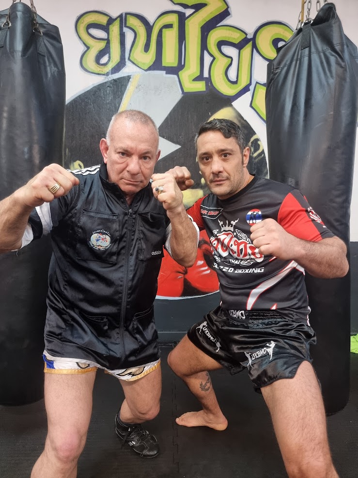 Olivier Marion et un combattant professionnel en salle de Muay Thaï