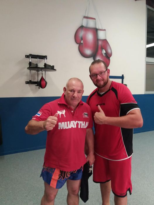 Olivier Marion et un entraîneur en salle de boxe thaïlandaise