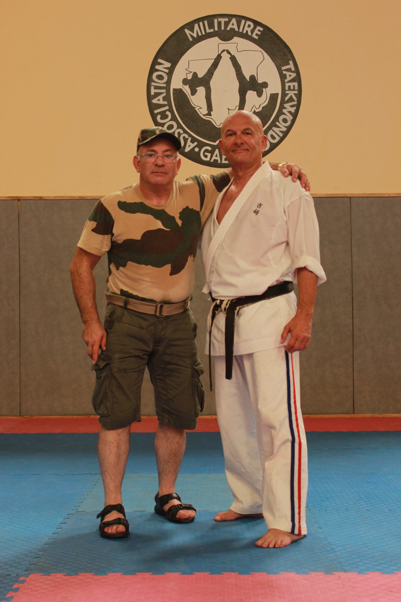 Olivier Marion et un maître de taekwondo au Gabon