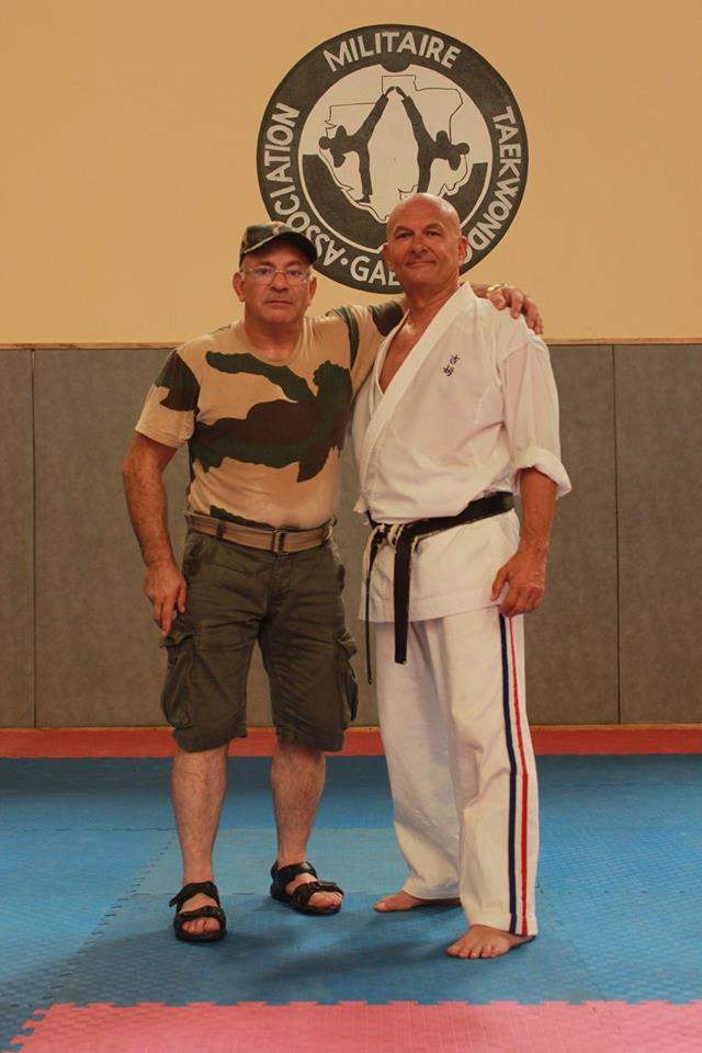 Olivier Marion et un maître de taekwondo militaire au Gabon