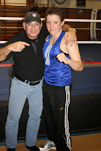 Olivier Marion et une boxeuse au bord du ring