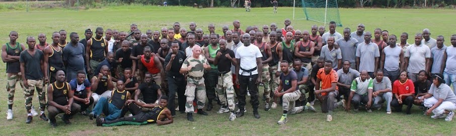 Photo de groupe d'un grand stage de formation en Afrique