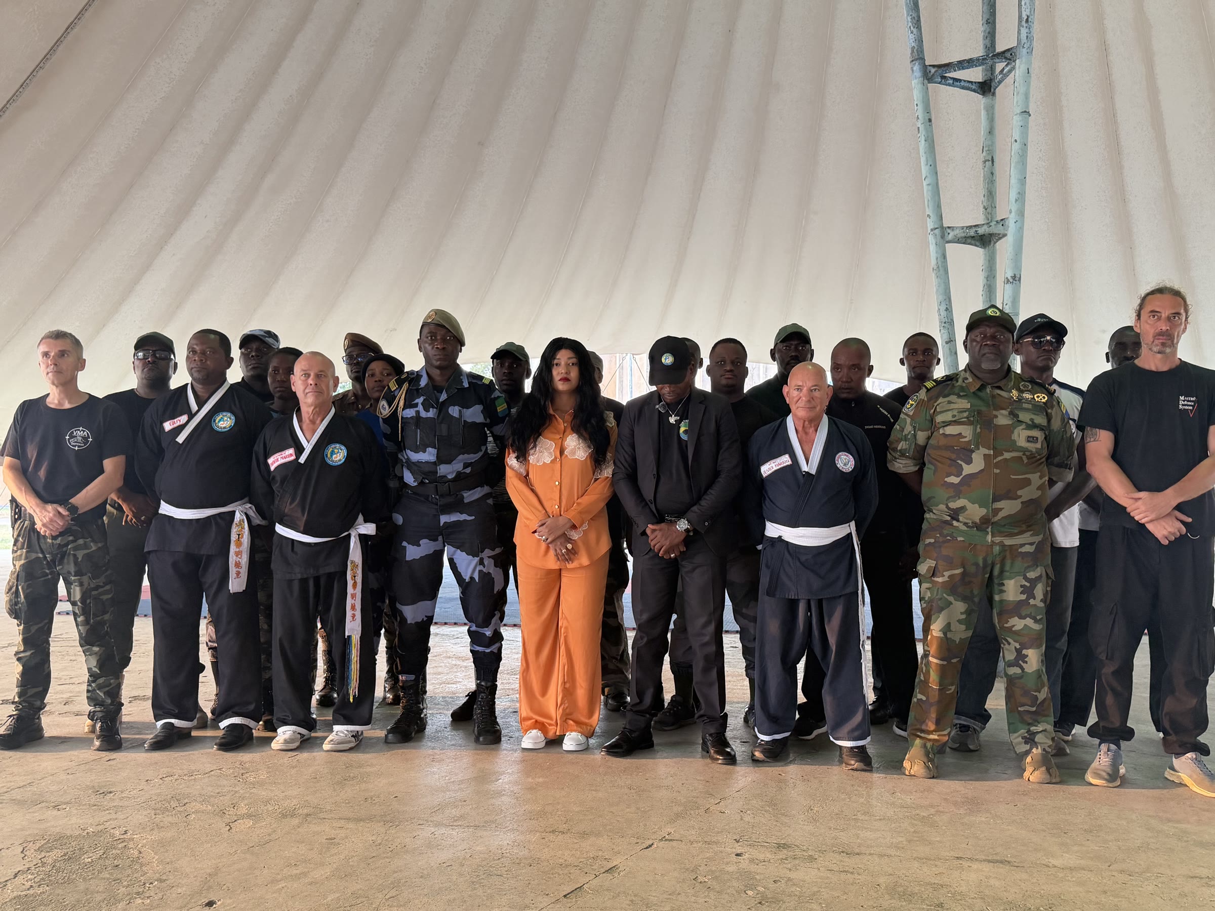 Photo de groupe du stage de self-défense avec les autorités