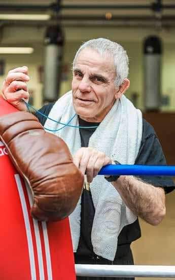 Portrait d'un boxeur au coin du ring avec des gants d'époque