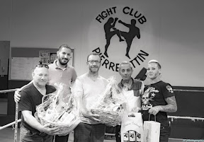 Remise de trophées au Fight Club, photo souvenir