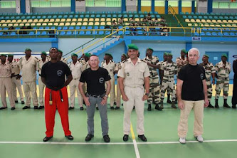 Stage de self-défense en gymnase devant les forces d'intervention gabonaises