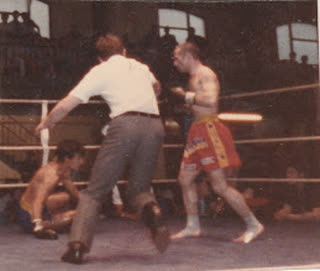 Archive : arbitre et combattants sur le ring de boxe thaï