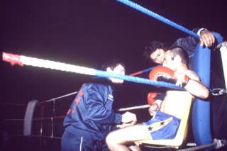 Combat de boxe thaïlandaise sur le ring, coin bleu