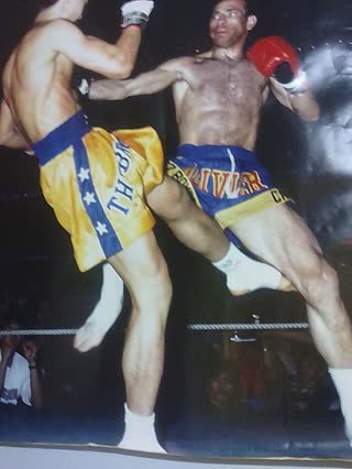 Combat de Muay Thaï : coup de genou sauté sur le ring