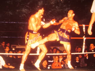 Combat de Muay Thaï sur le ring : coup de pied en pleine action