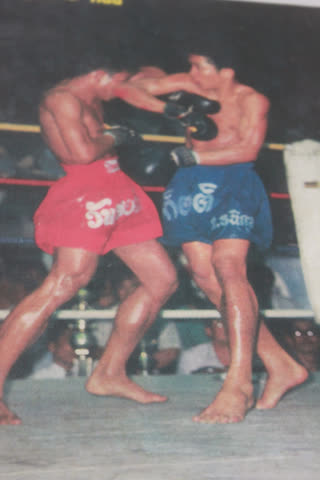 Corps à corps sur le ring lors d'un combat de Muay Thaï