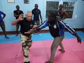 Cours de self-défense aux forces de l'ordre gabonaises