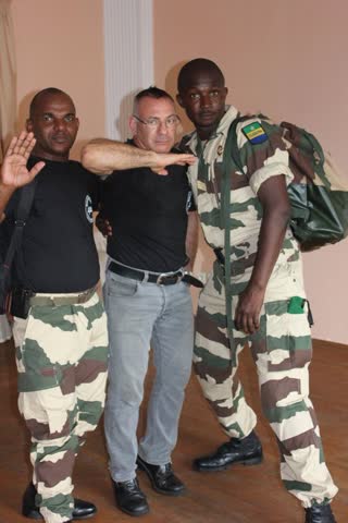 Démonstration de clé de bras avec des militaires gabonais
