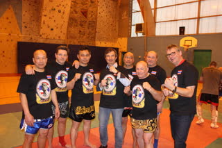 Équipe d'un club de boxe thaïlandaise après l'entraînement