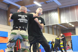 Exercice de désarmement lors d'un stage de self-défense