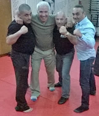 Groupe de pratiquants en garde de boxe