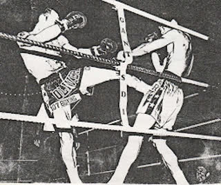 Illustration de presse : coup de pied sur le ring de boxe thaï