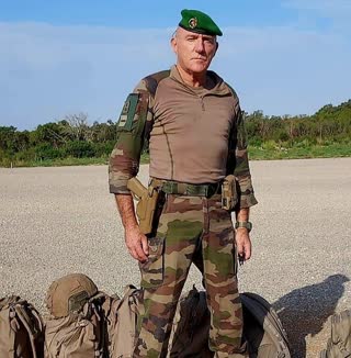 Instructeur en tenue de combat lors d'une mission de formation