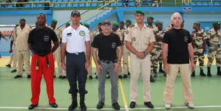 Instructeurs et forces d'intervention réunis en gymnase au Gabon