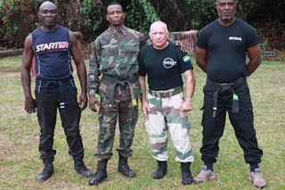 Instructeurs et stagiaires avant un entraînement en extérieur
