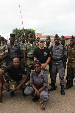 Olivier Marion au milieu d'une unité de gendarmerie gabonaise