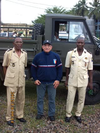Olivier Marion avec deux officiers de gendarmerie au Gabon