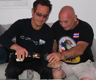 Olivier Marion avec un ami en tee-shirt Muay Thaï