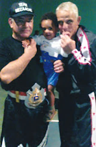 Olivier Marion avec un enfant et un partenaire, ceinture de champion