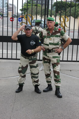 Olivier Marion avec un militaire de la Garde républicaine