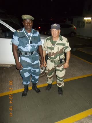 Olivier Marion avec un officier de la gendarmerie gabonaise