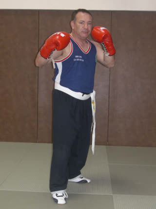 Olivier Marion en garde, gants rouges, tenue Minh Long