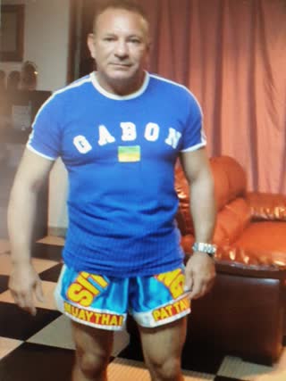 Olivier Marion en tenue de l'équipe du Gabon de Muay Thaï