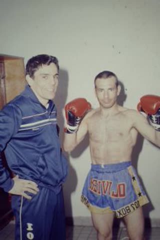 Olivier Marion en tenue de Muay Thaï avec son entraîneur