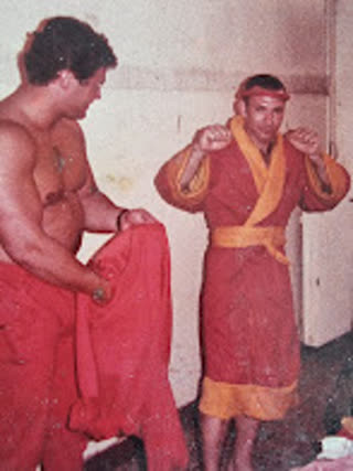 Olivier Marion en tenue traditionnelle avec un maître vietnamien