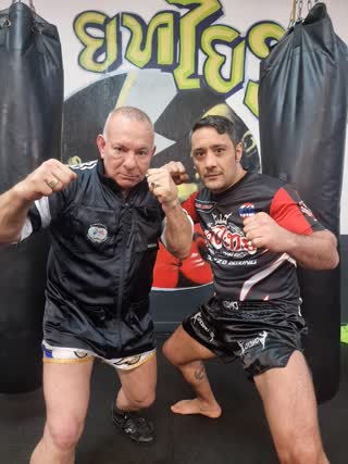 Olivier Marion et un combattant professionnel en salle de Muay Thaï