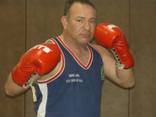 Olivier Marion gants aux poings, tee-shirt Minh Long Tay Son Vo Dao